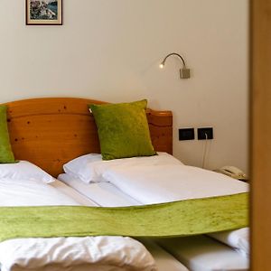 Standard Zimmer mit Kingsize-Bett